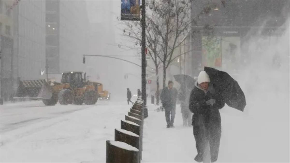 अमेरिका में बर्फीले तूफान का तांडव… 30 की मौत, 8 लाख घरों की बत्ती गुल और 10,000 उड़ानें रद्द