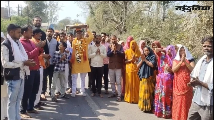 सिर पर 'रामायण' रख उत्तर प्रदेश से पैदल बागेश्वर धाम निकले अहमद खान, बजरंग दल कार्यकर्ताओं ने किया स्वागत