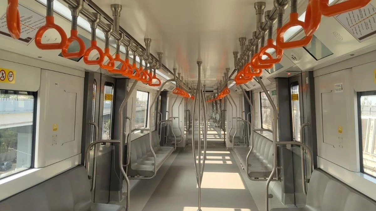 Bhopal Metro: उम्मीदों पर फिरा पानी, दो महीने में ही ट्रैक पर 'खाली' दौड़ रही मेट्रो ट्रेन, सूने पड़े स्टेशन