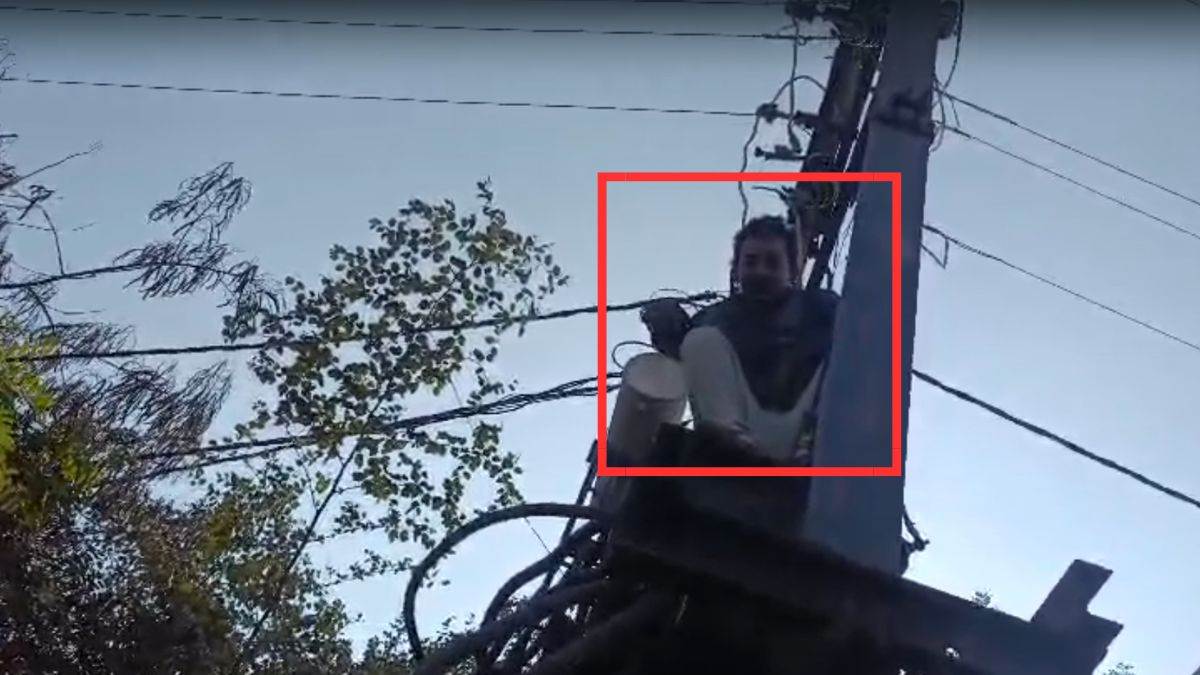 https://img.naidunia.com/naidunia/ndnimg/27022026/27_02_2026-damoh_drunken_man_on_transformer.jpg