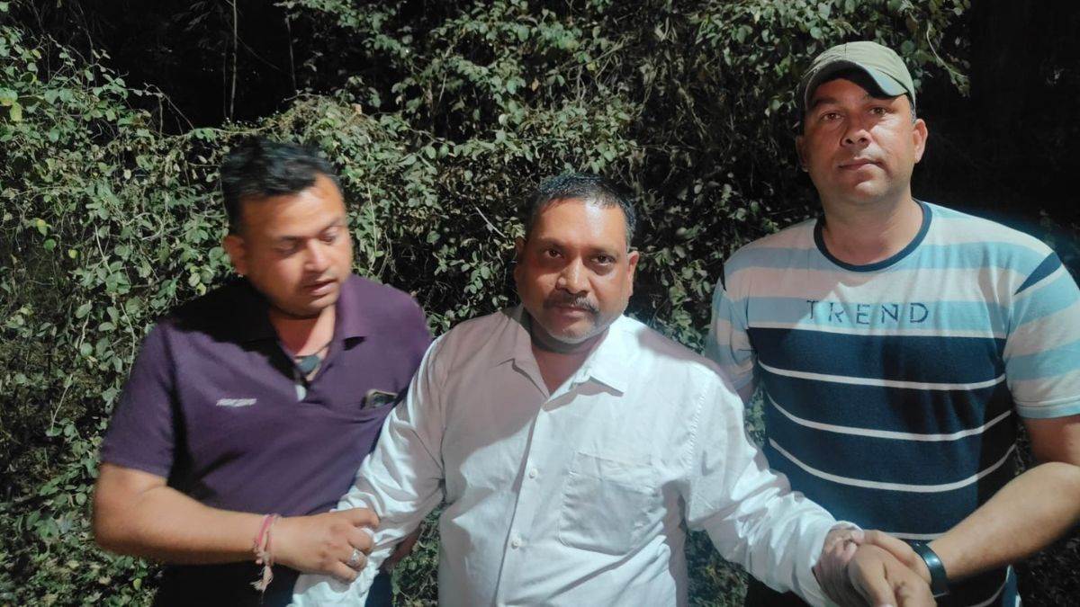 फाइल स्वीकृति के नाम पर कमीशन मांगना पड़ा भारी, MP में ठेकेदार से 10 हजार की रिश्वत लेते लेखाधिकारी रंगे हाथ गिरफ्तार