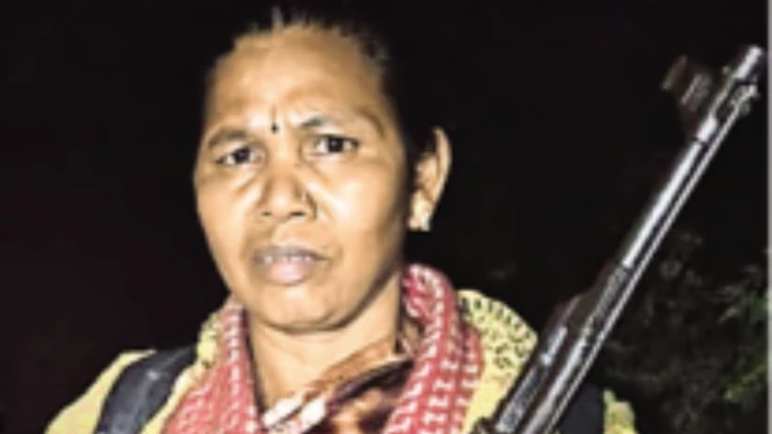 बीजापुर मुठभेड़ में दो इनामी ढेर, कांकेर में आठ लाख की इनामी महिला माओवादी का सरेंडर... विस्फोटक डंप बरामद