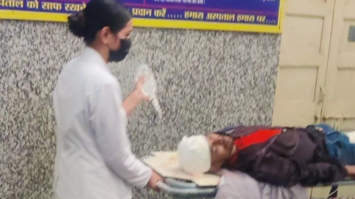 ट्रेन के दरवाजे के पास खड़ा होना पड़ा महंगा: बैलेंस बिगड़ने से गिरा युवक, दोनों पैर कटे