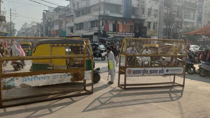 इंदौर के सीतलामाता बाजार में नए यातायात नियम लागू, दुकानदारों पर भी पार्किंग प्रतिबंध; ठेले और ई-रिक्शा प्रवेश पर रोक