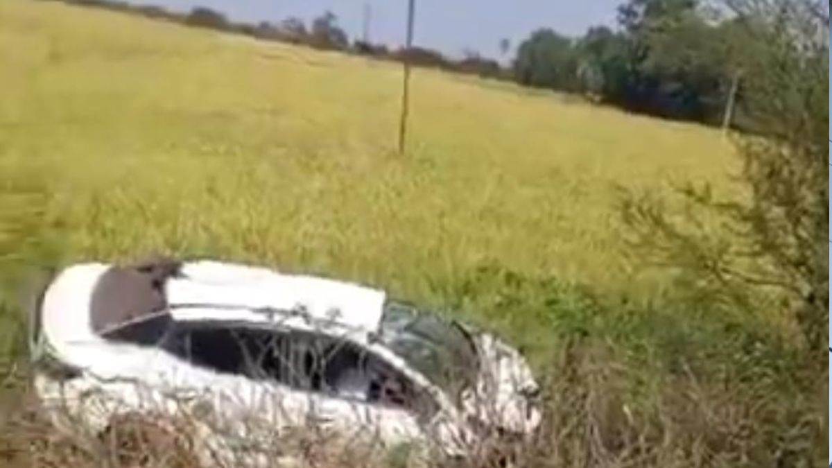 स्कूल से लौट रहे पिता-पुत्री को रौंदकर खेत में गिरी कार, चालक समेत तीन की मौत