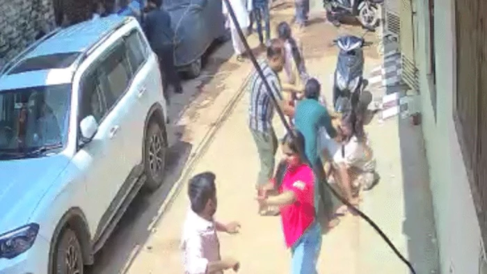 ग्वालियर में कार पार्किंग विवाद, 5 लोगों ने CBI के SI की पत्नी और बेटी को पीटा; वीडियो वायरल