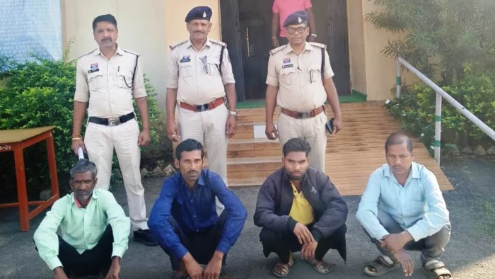 सूरजपुर में पीतल बना 'सोना': 2.20 लाख की ठगी करने वाला गिरोह बेनकाब, पुलिस ने घेराबंदी कर 4 आरोपियों को दबोचा
