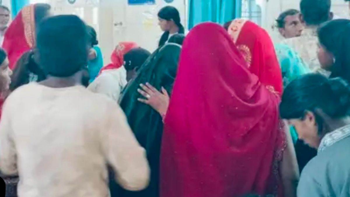 डिंडौरी के अमरपुर में भीषण सड़क हादसा, अनियंत्रित होकर पलटा सवारियों से भरा वाहन, एक दर्जन लोग घायल