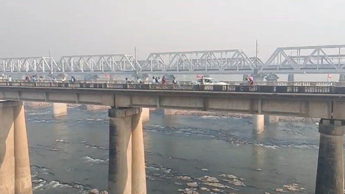 नर्मदापुरम में नर्मदा ब्रिज से डेयरी संचालक ने लगाई छलांग, पत्थरों के बीच मिला युवक का शव, पुलिस कर रही जांच