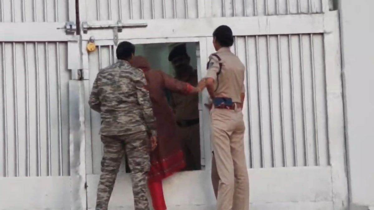 "तुम मुझे जानते नहीं, मैं एग्जीक्यूटिव मजिस्ट्रेट हूं", बाढ़ राहत घोटाले की आरोपी तहसीलदार अमिता सिंह ने जेल में दिखाए तेवर