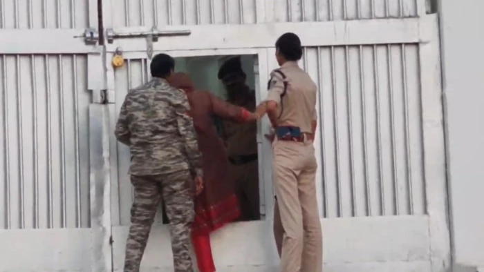 "तुम मुझे जानते नहीं, मैं एग्जीक्यूटिव मजिस्ट्रेट हूं", बाढ़ राहत घोटाले की आरोपी तहसीलदार अमिता सिंह ने जेल में दिखाए तेवर