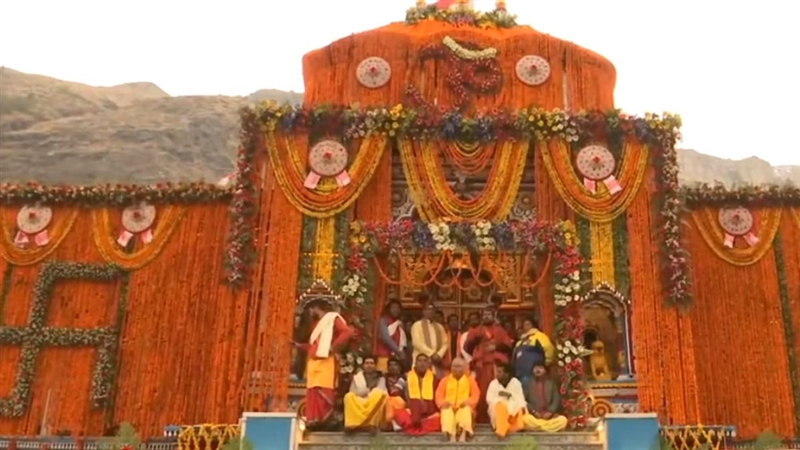 Badrinath Temple: Temple decorated with 15 quintals of marigold flowers opened the doors of Badrinath Dham, watch video