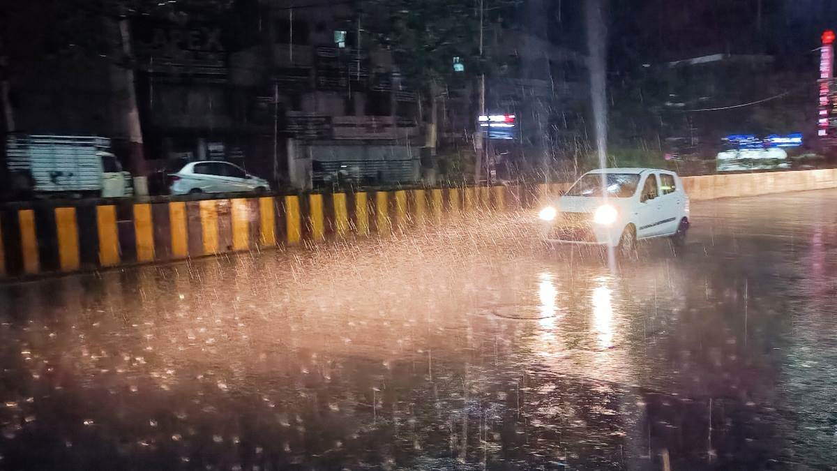 Indore Weather Update: इंदौर में गर्मी के मौसम में हुई बारिश रात में चली तेज हवाएं - Indore Weather Update It rained in the summer season in Indore strong winds in the