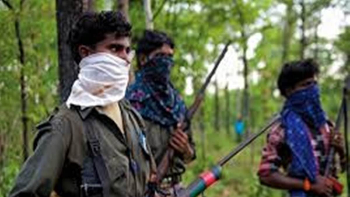 CG Naxal News: दंतेवाड़ा में नक्‍सलियों ने पूर्व जनपद सदस्य को मार डाला, छह साल पहले बेटे को भी उतारा था मौत के घाट