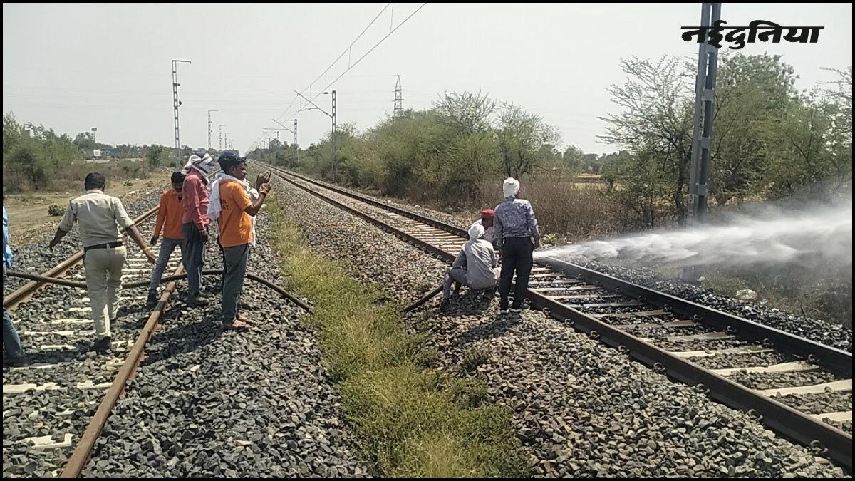 नरवाई की आग ने रोकी ट्रेनों की रफ्तार, राजगढ़ में रेलवे ट्रैक तक पहुंची लपटें, बीना-नागदा पैसेंजर को 5 किमी वापस लौटाया