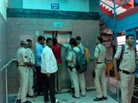 Ratlam News: रतलाम रेलवे स्टेशन पर लिफ्ट में फंसे 28 यात्री, बड़ा हादसा टला
