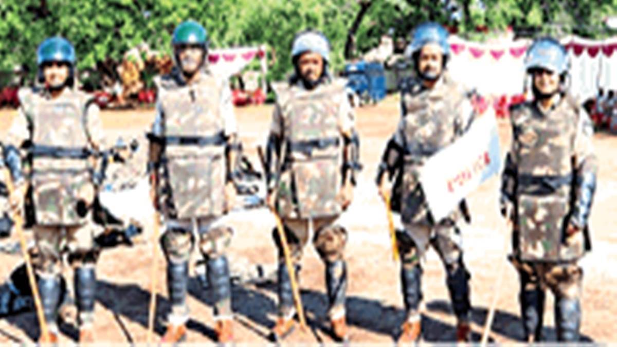 Balwa drill in Gwalior: बलवा ड्रिल में दंगाई बने पुलिसकर्मी के कंधे पर फटा स्टम ग्रेनेड बम, घायल