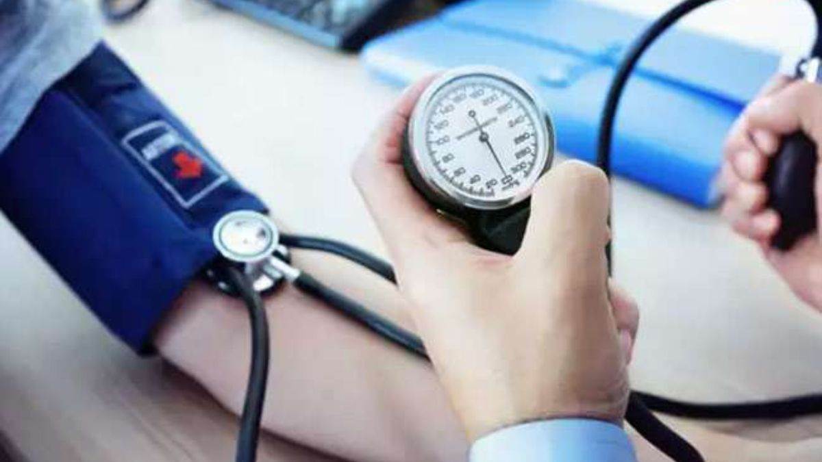 Health Tips: ब्लड प्रेशर की समस्या को हल्के में न लें, तुरंत करवाएं उपचार