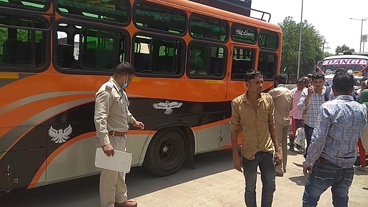 Indore RTO: कमानी का पत्ता टूटा होने के बाद भी बस में ढोई जा रही थी सवारी, फिटनेस निरस्त