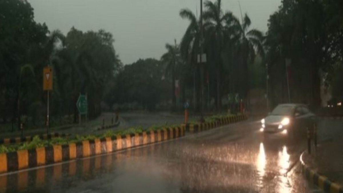 Weather Change Rainfall Update: दिल्ली में अचानक बदला मौसम, तूफानी हवाओं के साथ बारिश, पढ़िए वेदर रिपोर्ट