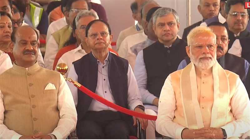 New Parliament Inauguration LIVE VIDEO: पीएम मोदी ने राष्ट्र को समर्पित  किया नया संसद भवन, देखिए फोटो-वीडियो - New Parliament Inauguration LIVE  VIDEO PM Modi worshiped wearing dhoti kurta received ...