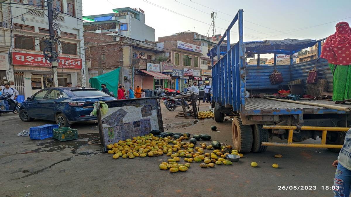 Ye Footpath Hamara Hai: मदाखलत ने हटवाया तो फल पलट सड़क पर ठेलों से चक्काजाम, थमा ट्रैफिक