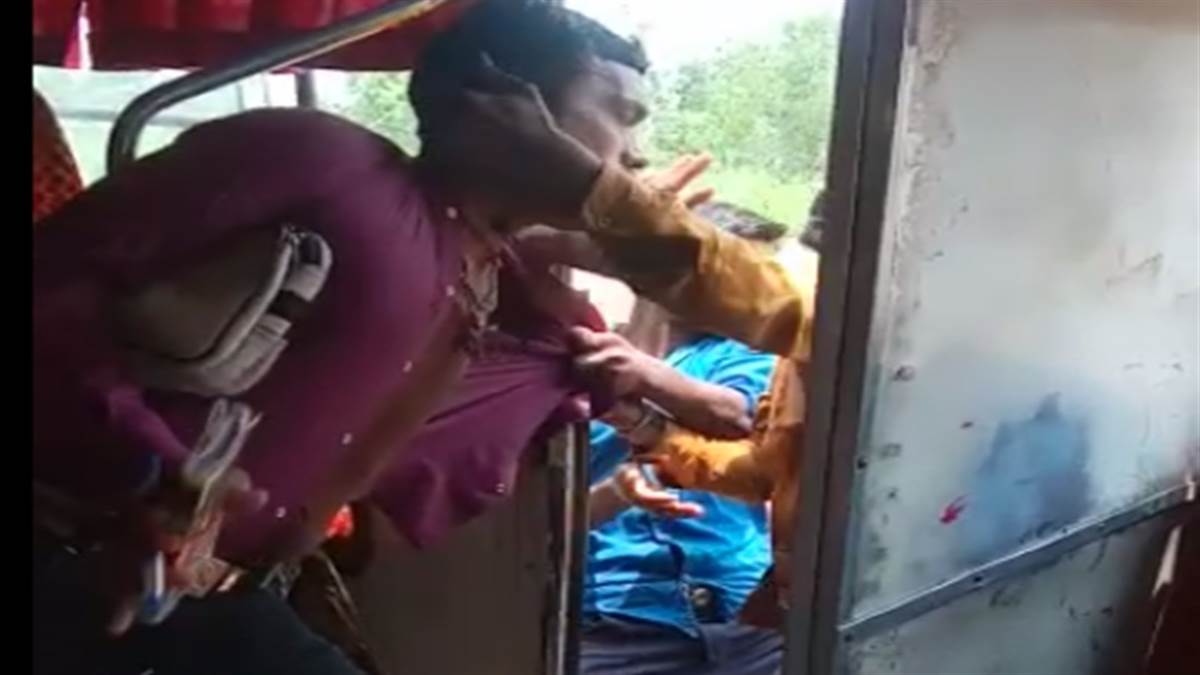 Video viral in Shahdol : शहडोल के केशवाही में खलासी को बस से उतार कर पीटा