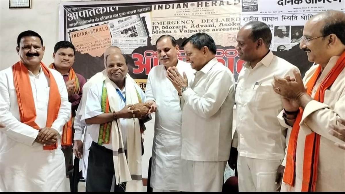 Korba News: श्रम मंत्री व भाजपा के पदाधिकारी ने सिन्हा को किया सम्मानित