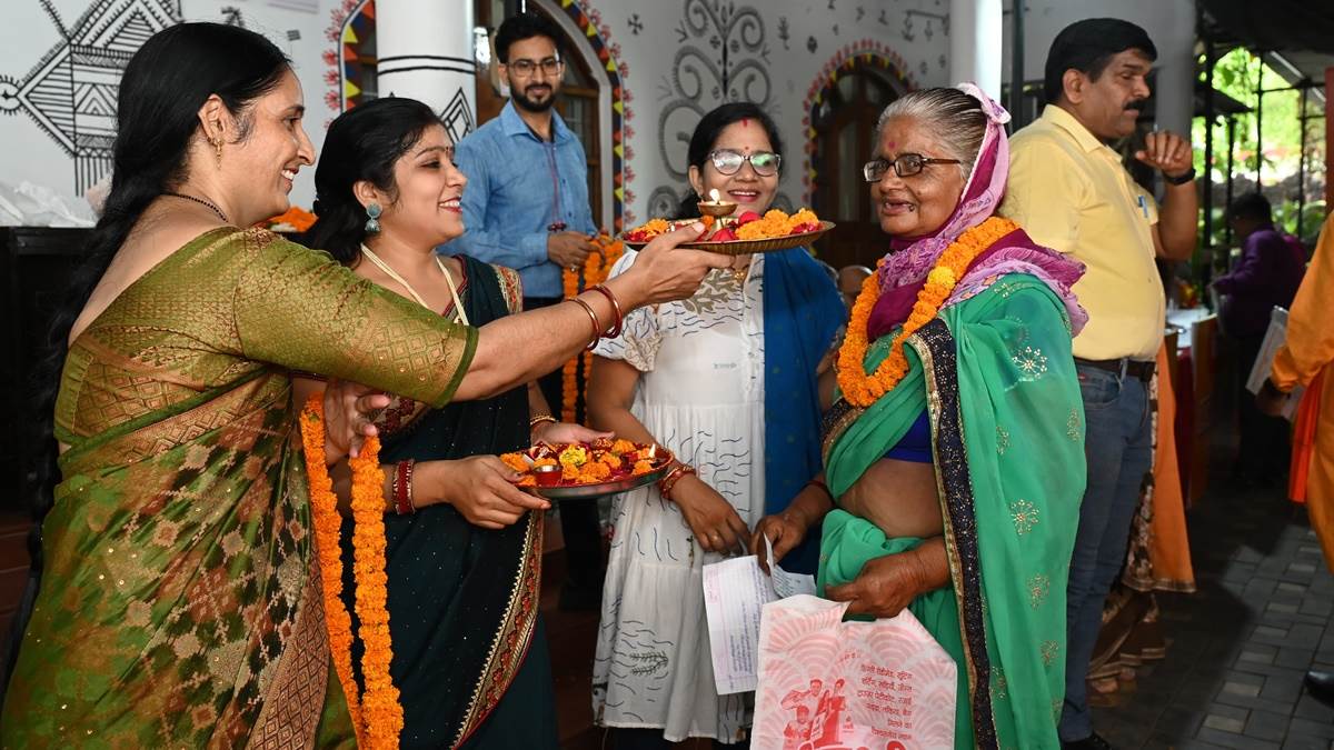 CM Jandarshan में शामिल होने पहुंचे लोगों का पहली बार माला और तिलक से हुआ स्‍वागत, मुख्‍यमंत्री साय सुन रहे समस्‍या