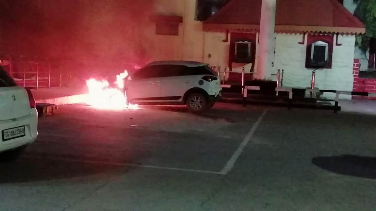 Bilaspur News : जोनल स्टेशन के बाहर खड़ी कार में लगी आग, आधी रात मचा हड़कंप