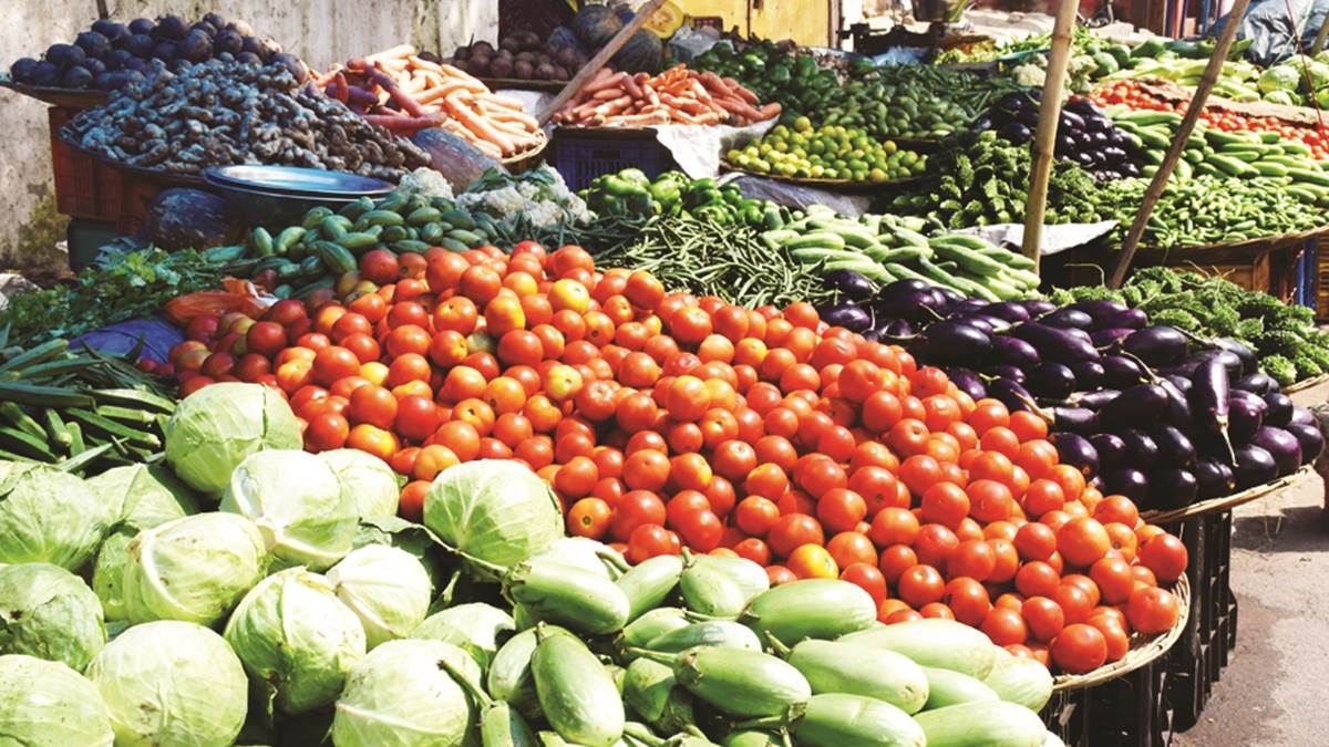 Vegetable Price in Raipur: टमाटर के साथ ही दूसरी सब्जियों ने भी बिगाड़ा रसोई का जायका, आसमान छू रहे भाव