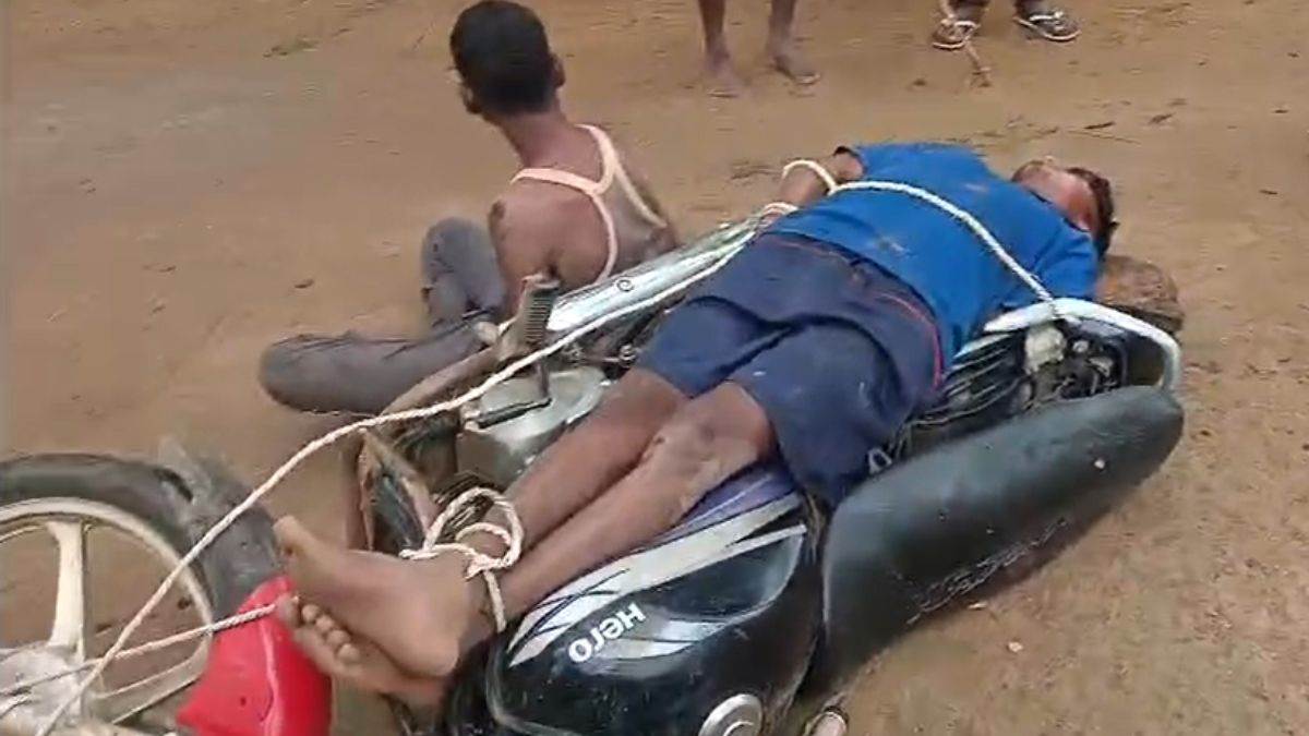 Balrampur News: चोरी करते दो युवकों को लोगों ने रंगे हाथों पकड़ा, बाइक से बांधकर बनाया वीडियो