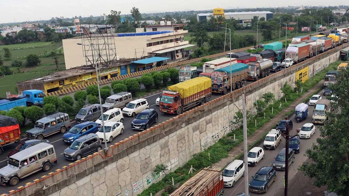 Indore Dewas Road Jam: अर्जुन बड़ौद पर 36 घंटे से लगा जाम, 6 किमी की दूरी तय करने में 2 घंटे, किसान की मौत