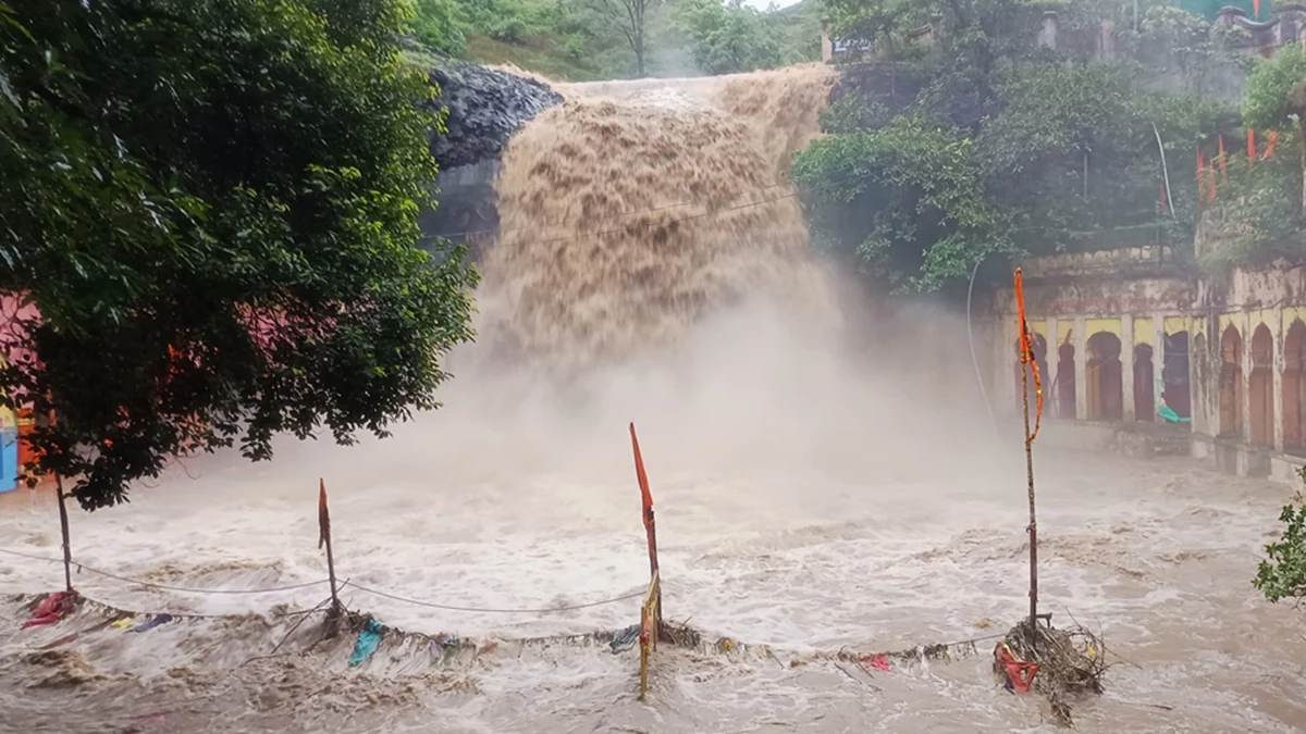 रतलाम में तेज बारिश के बाद उफान पर आया केदारेश्वर कुंड का झरना, देखने पहुंच रहे लोग