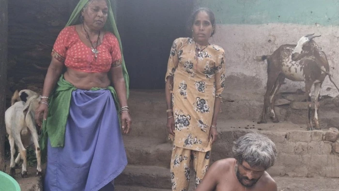 वोट के लिए आईडी तो बना दी, लेकिन जीवन के लिए न आधार दिया न आवास, आलीराजपुर में दिव्यांग परेशान