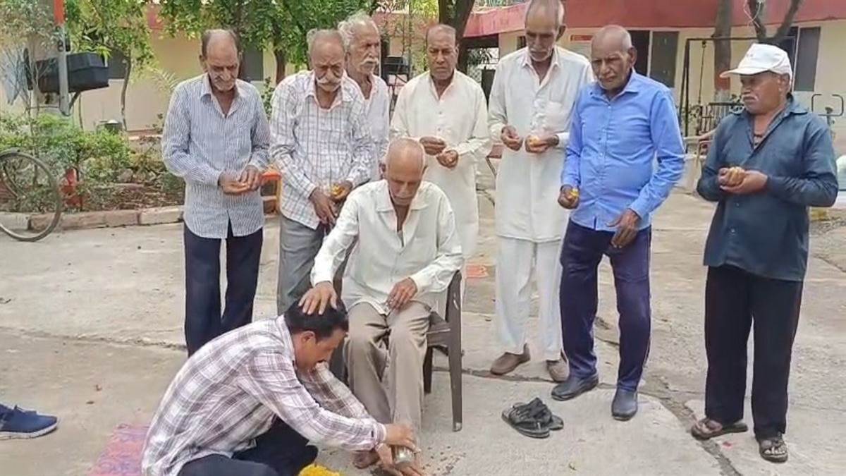 बेटा करता है मारपीट, बहू ने घर पर ताला लगाकर बाहर निकाल दिया, देवास में जनसुनवाई में पहुंचे बजुर्गों ने सुनाई पीड़ा