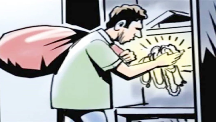 फौजी के घर चोरी: 30 लाख का माल समेट ले गए चोर, परिवार पहली मंजिल पर सो रहा था