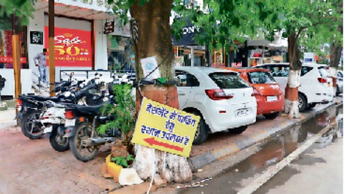 इंदौर में सपना-संगीता रोड पर दिखावे के लिए तलघर में पार्किंग के बोर्ड, चालान बनाते पुलिसकर्मियों को दी गाली
