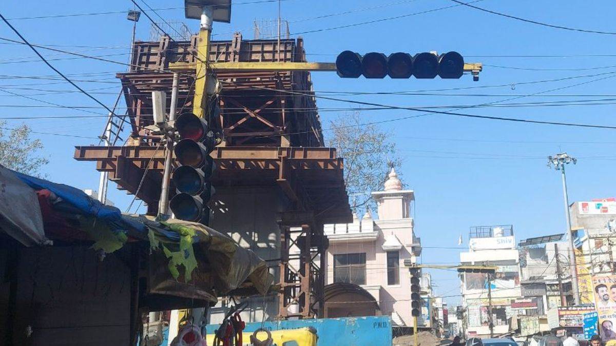 जनता त्रस्त, ट्रैफिक पुलिस मस्त... भोपाल के संत हिरदाराम नगर में सिग्नल सिस्टम ठप, चालान काटने में जुटी पुलिस को नहीं दिख रही अव्यवस्था