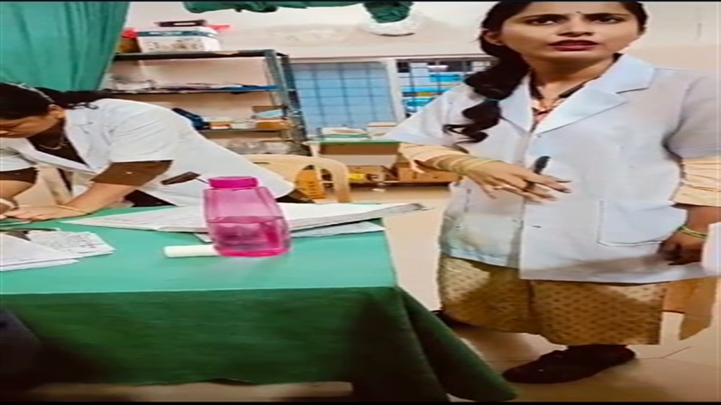 अंबिकापुर: नर्स का वीडियो देख लोग कह रहे इसीलिए सरकारी अस्पताल नहीं जाना चाहते गांव के भी लोग