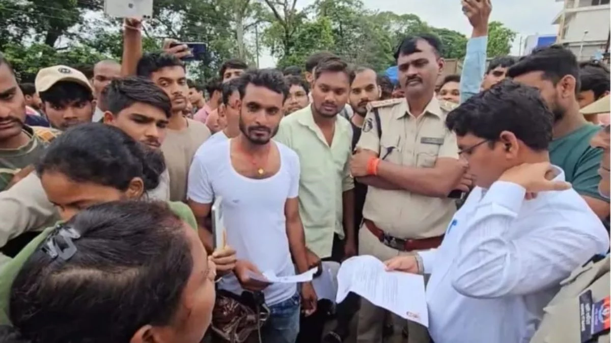 CG Vyapam Exam: ड्रेस कोड को लेकर उलझे परीक्षार्थी, जमकर मचाया बवाल, सड़क किया जाम