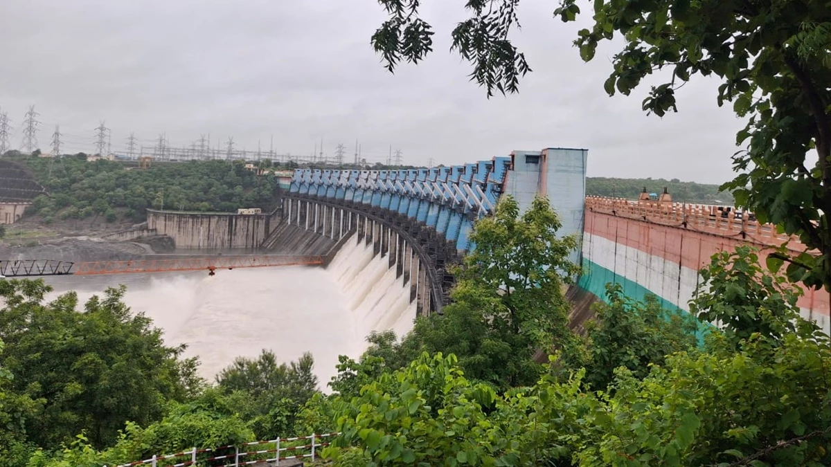 MP में इंदिरा सागर बांध के 12 और ओंकारेश्वर बांध के 9 गेट खोले, नर्मदा स्नान और बोट राइड पर लगी रोक