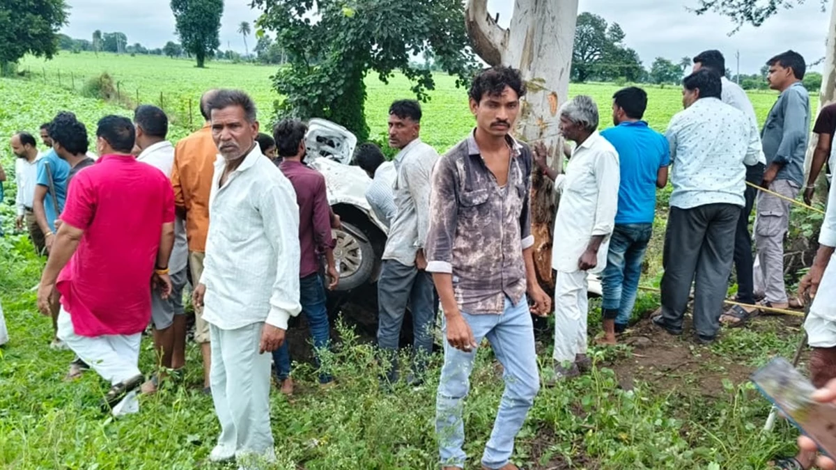 देवास में इंदौर-बैतूल हाईवे पर पेड़ से टकराई कार, तीन लोगों की मौत