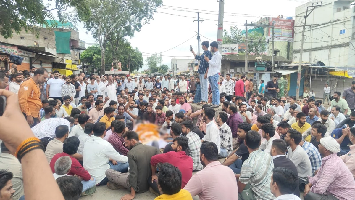इंदौर-बैतूल हाईवे पर बिजली कर्मचारी का शव रखकर मुआवजे की मांग, लाइन सुधारते वक्त हुई थी मौत