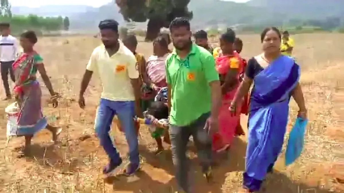 रास्ता नहीं, खाट ही बनी एंबुलेंस... जंगल में हुई डिलीवरी, खराब सड़क के कारण गांव नहीं पहुंच सका वाहन