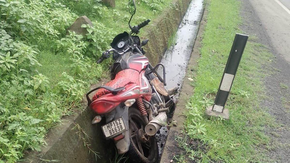 सागर में फोरलेन पर डंपर से टकराई पांच गाड़ियां, ऐसा हादसा कि सड़क से समेटने पड़े शव के अंग