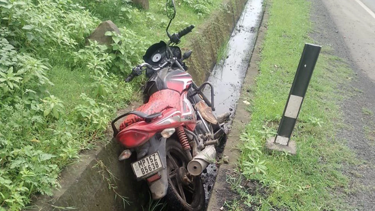 सागर में फोरलेन पर डंपर से टकराई पांच गाड़ियां, ऐसा हादसा कि सड़क से समेटने पड़े शव के अंग