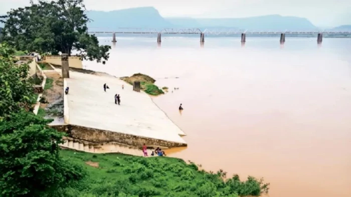 यूपी के सोनभद्र में अवैध खनन और प्रदूषण से दम तोड़ती नदियों की अब होगी 'आरती', घाटों पर पुजारी होंगे तैनात, फरमान पर उठे सवाल