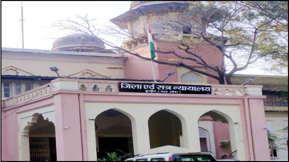 इंदौर जिला कोर्ट में पकड़ाया फर्जी वकील, 8वीं पास युवक कोट-टाई पहनकर लड़ रहा था केस, वकीलों ने धर दबोचा