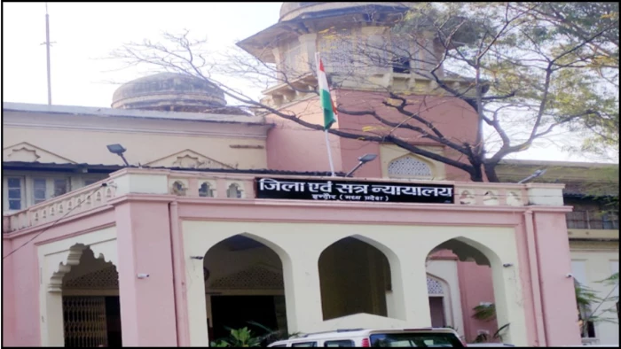 इंदौर जिला कोर्ट में पकड़ाया फर्जी वकील, 8वीं पास युवक कोट-टाई पहनकर लड़ रहा था केस, वकीलों ने धर दबोचा